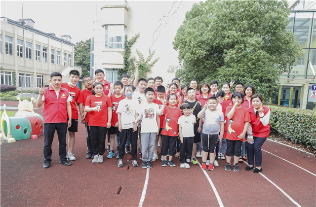 j9九游会国际集团总部自愿者赴艮山路小学陪同特殊孩童