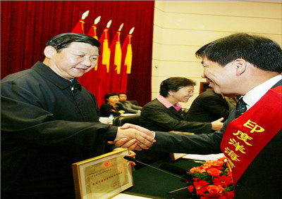 2005年时任浙江省委书记习近平在红十字聚会会议上与楼永良董事长亲热握手