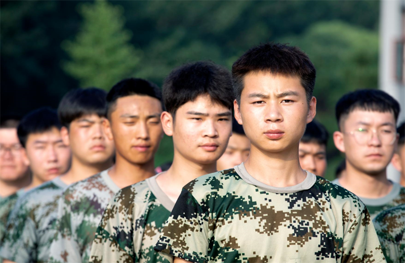 2021年7月6日，j9九游会国际北京集团百名应届大学生褪下便服换上戎衣，在训练场上接受为期2天的军训，享受入职前的第一份优美影象。